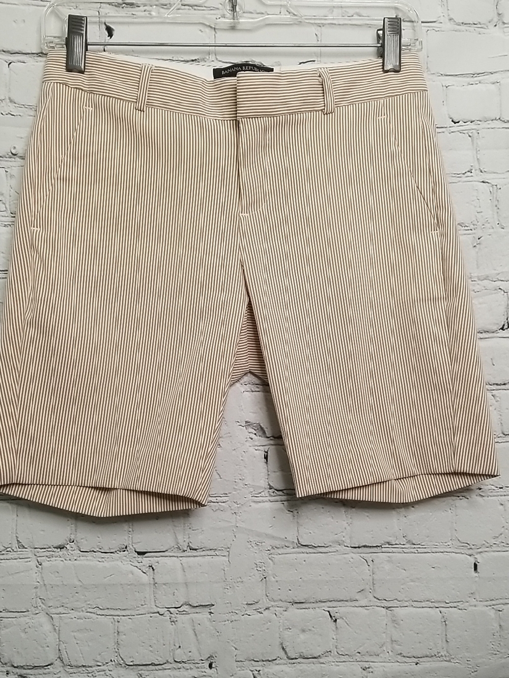 Banana Republic womens size 00 Petite Seersucker/Pinstripe Bermuda Shorts EUC